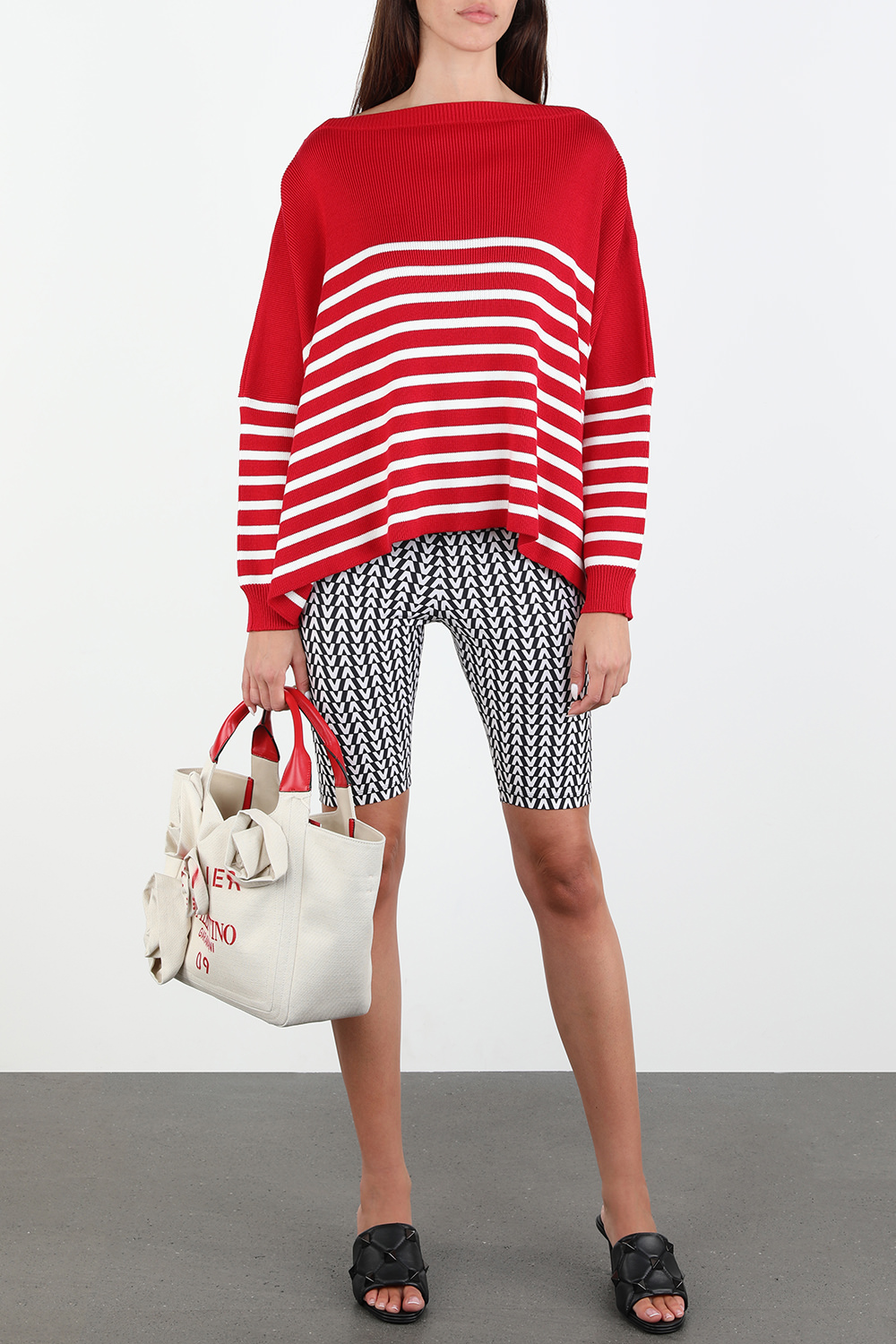 סנדלי עקב שחורים מעור עם ניטים כסופים